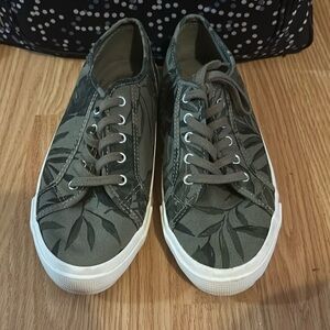 Lightly worn Old Navy canvas sneakers.